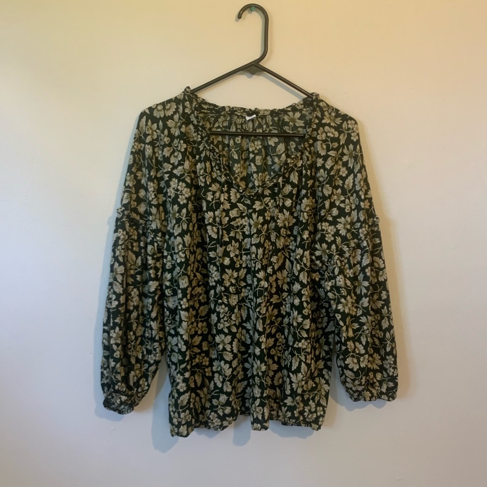 🌿 Old Navy floral pattern shirt